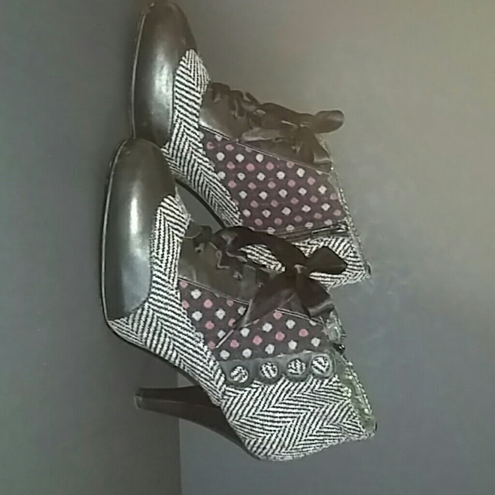 Poetic license booties